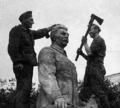 Германские-солдаты-сносят-памятник-сталину.png