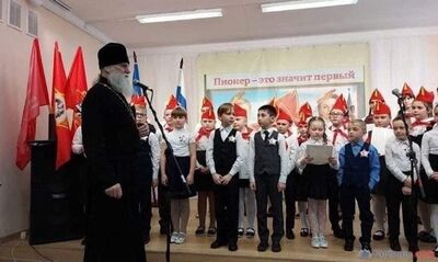 Поп крестит октябрят в пионеры.jpg