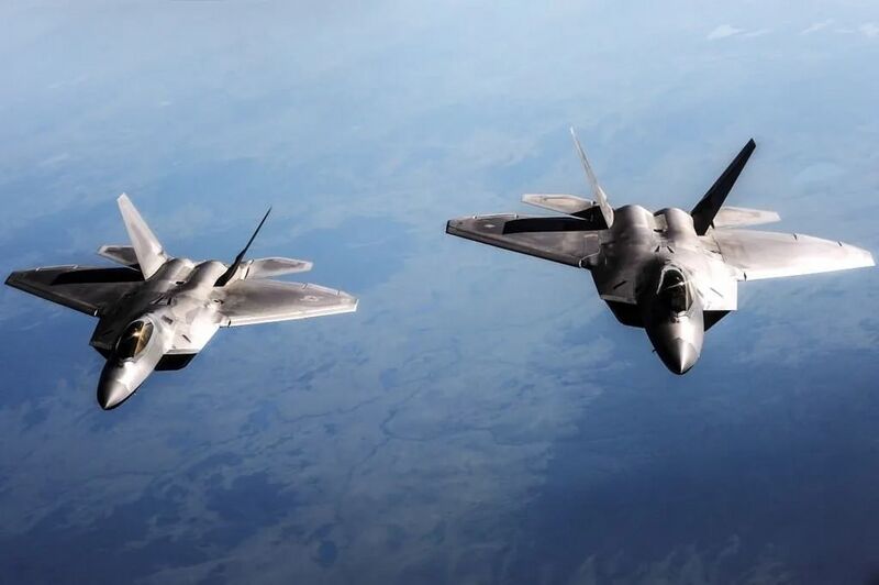 Файл:F-22 и Бэ-2.jpg