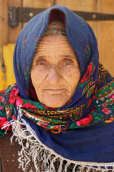 Файл:Old woman in Lahic.jpg