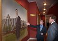 Медведев показывает Шварценеггеру портрет Навального.jpg