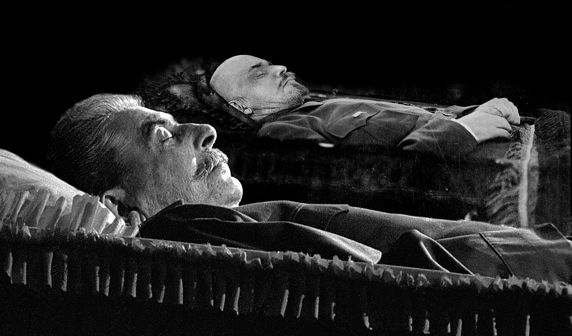 Сколько лет умершей. Мавзолей Ленина Ленин Сталин. Саркофаг Ленина в мавзолее.