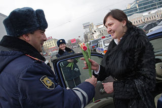 Гаишник дарит женщине цветок.jpg